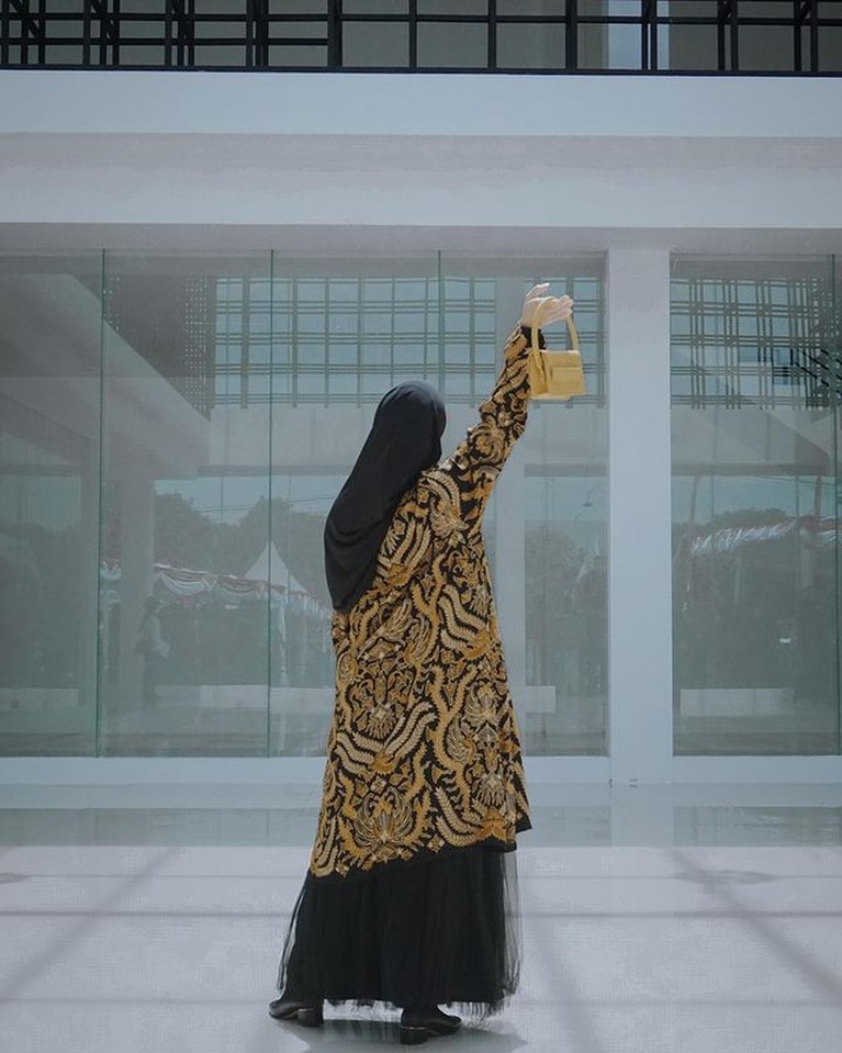 Penampilan Chacha Frederica Penampilan Chacha Frederica yang kini jadi istri pejabat saat dampingi suami bertugas jadi sorotan. Yuk, kita intip potretnya!
