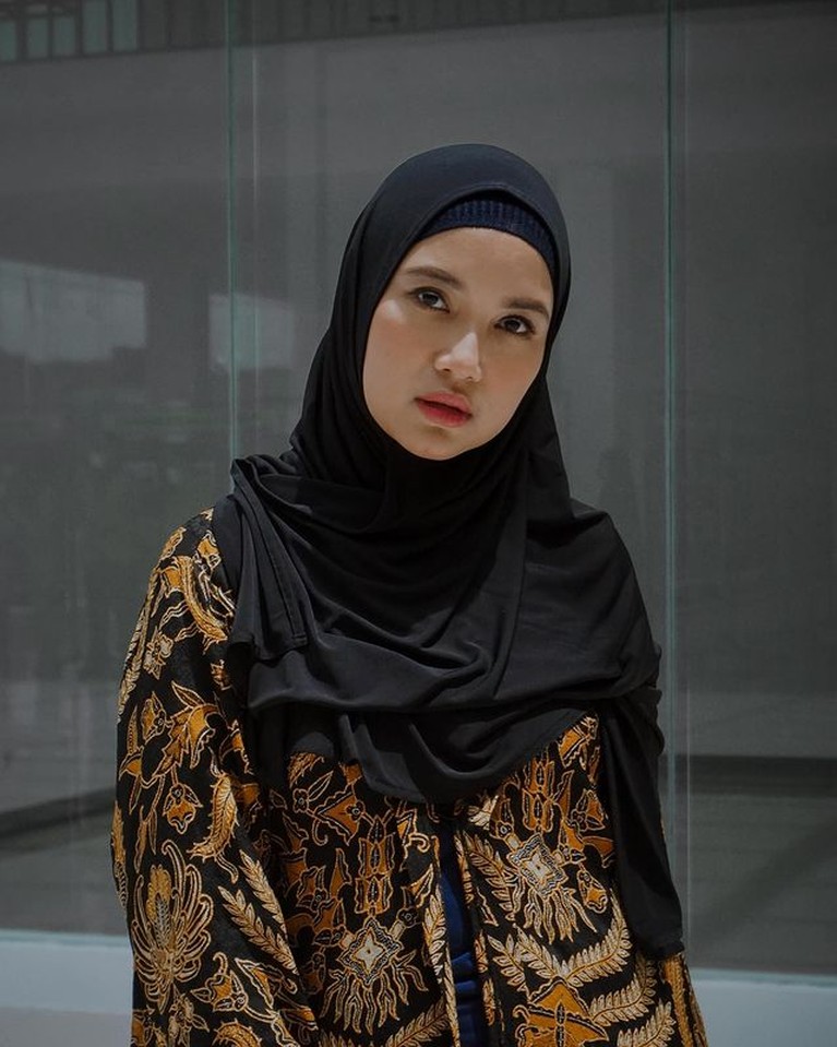 Penampilan Chacha Frederica Penampilan Chacha Frederica yang kini jadi istri pejabat saat dampingi suami bertugas jadi sorotan. Yuk, kita intip potretnya!