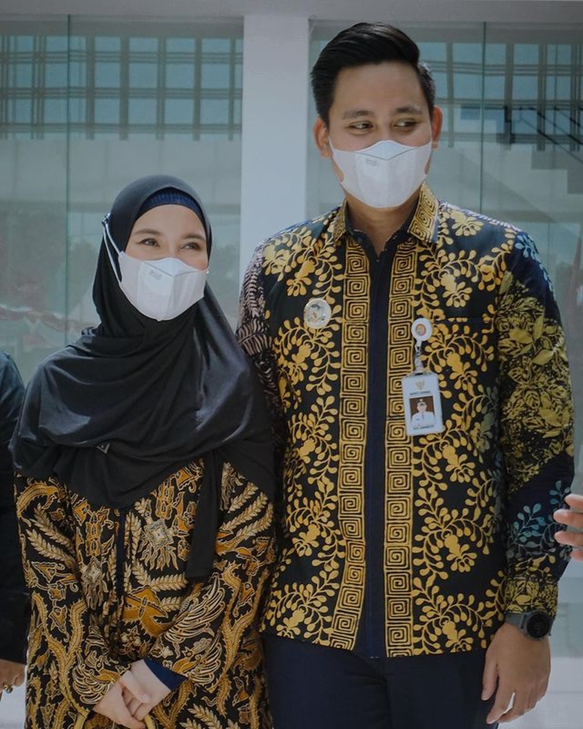 Penampilan Chacha Frederica yang kini jadi istri pejabat saat dampingi suami bertugas jadi sorotan&period; Yuk&comma; kita intip potretnya&excl;