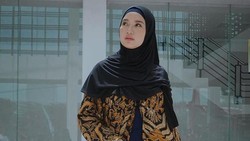 img-title Jadi Istri Pejabat, 7 Gaya Chacha Frederica Pakai Baju Hasil Jahit di Pasar