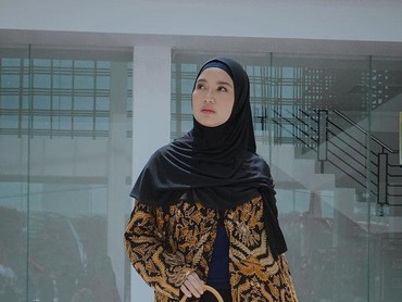 img-title Jadi Istri Pejabat, 7 Gaya Chacha Frederica Pakai Baju Hasil Jahit di Pasar