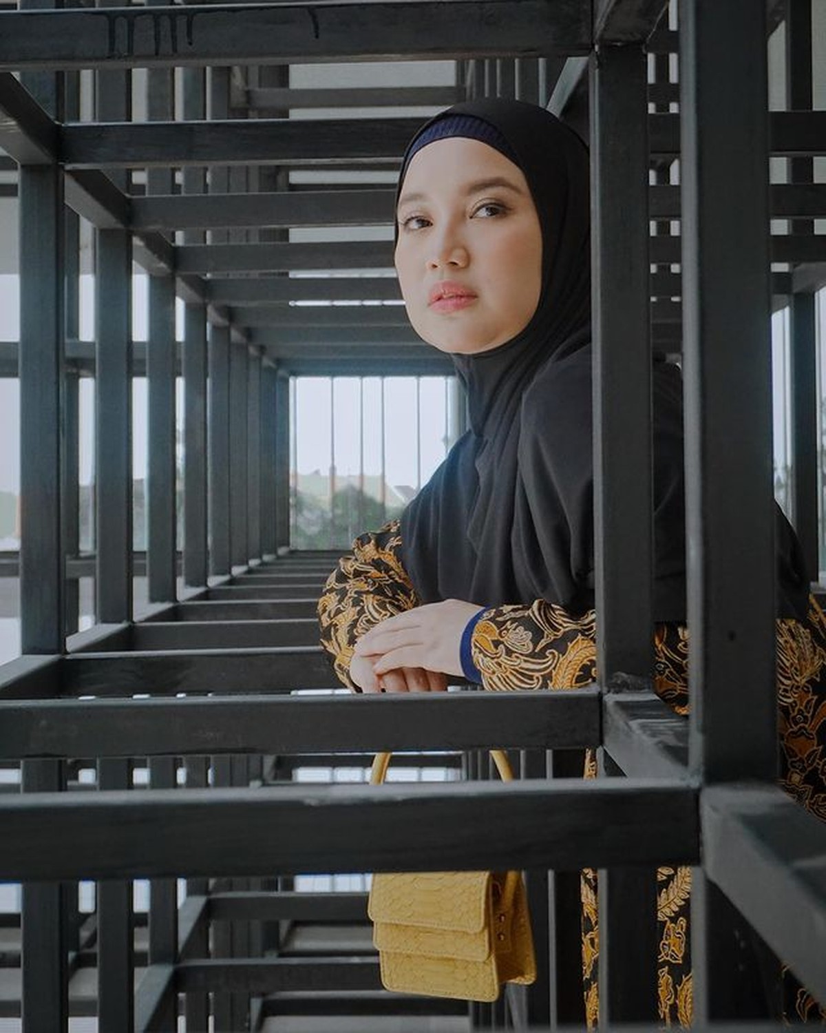 Penampilan Chacha Frederica yang kini jadi istri pejabat saat dampingi suami bertugas jadi sorotan&period; Yuk&comma; kita intip potretnya&excl;