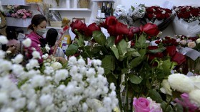 FOTO: Penjualan Bunga Hari Valentine Layu di Tengah Pandemi