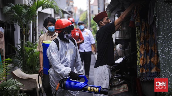 Rangkuman covid-19 hari ini menyajikan kabar seputar pecah rekor kasus covid harian hingga pemerintah yang memangkas masa karantina pelaku perjalanan LN.