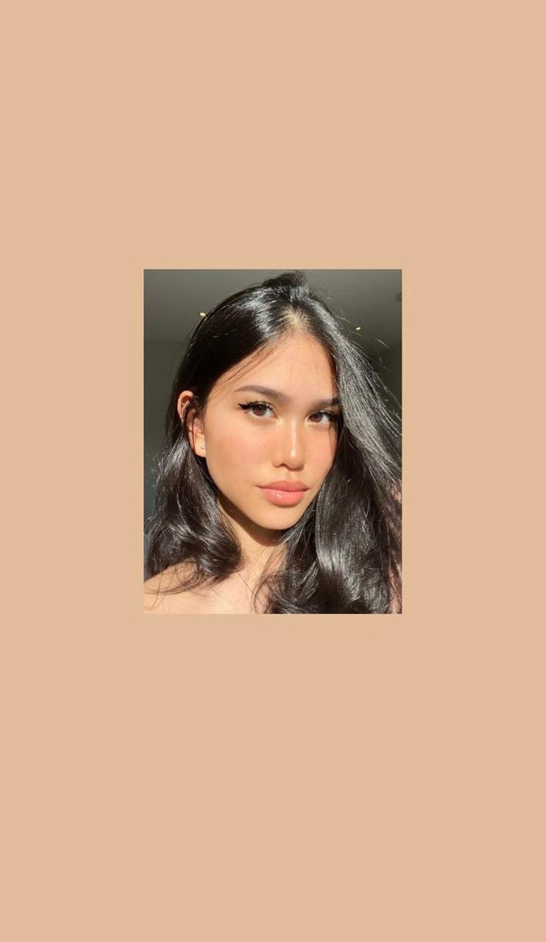 Jefri Nichol baru-baru ini mengunggah foto mesra dengan seorang perempuan bernama Belleza yang disebut pacar barunya. Yuk, intip!