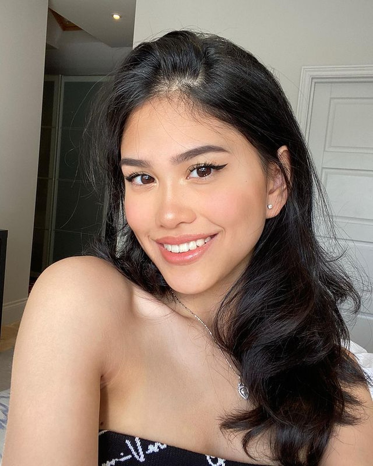 Jefri Nichol baru-baru ini mengunggah foto mesra dengan seorang perempuan bernama Belleza yang disebut pacar barunya&period; Yuk&comma; intip&excl;