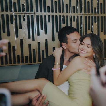 Go Public! Intip 7 Potret Pesona Belleza yang Dicium Jefri Nichol