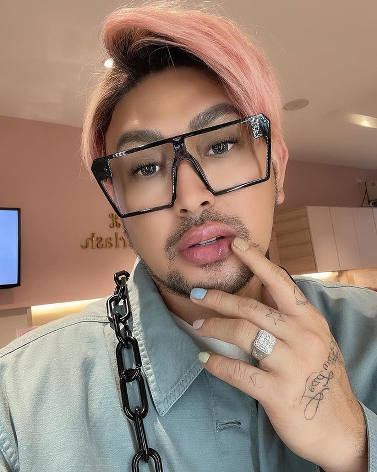 Potret Caren Delano yang Disebut Tiru Bibir Ivan Gunawan