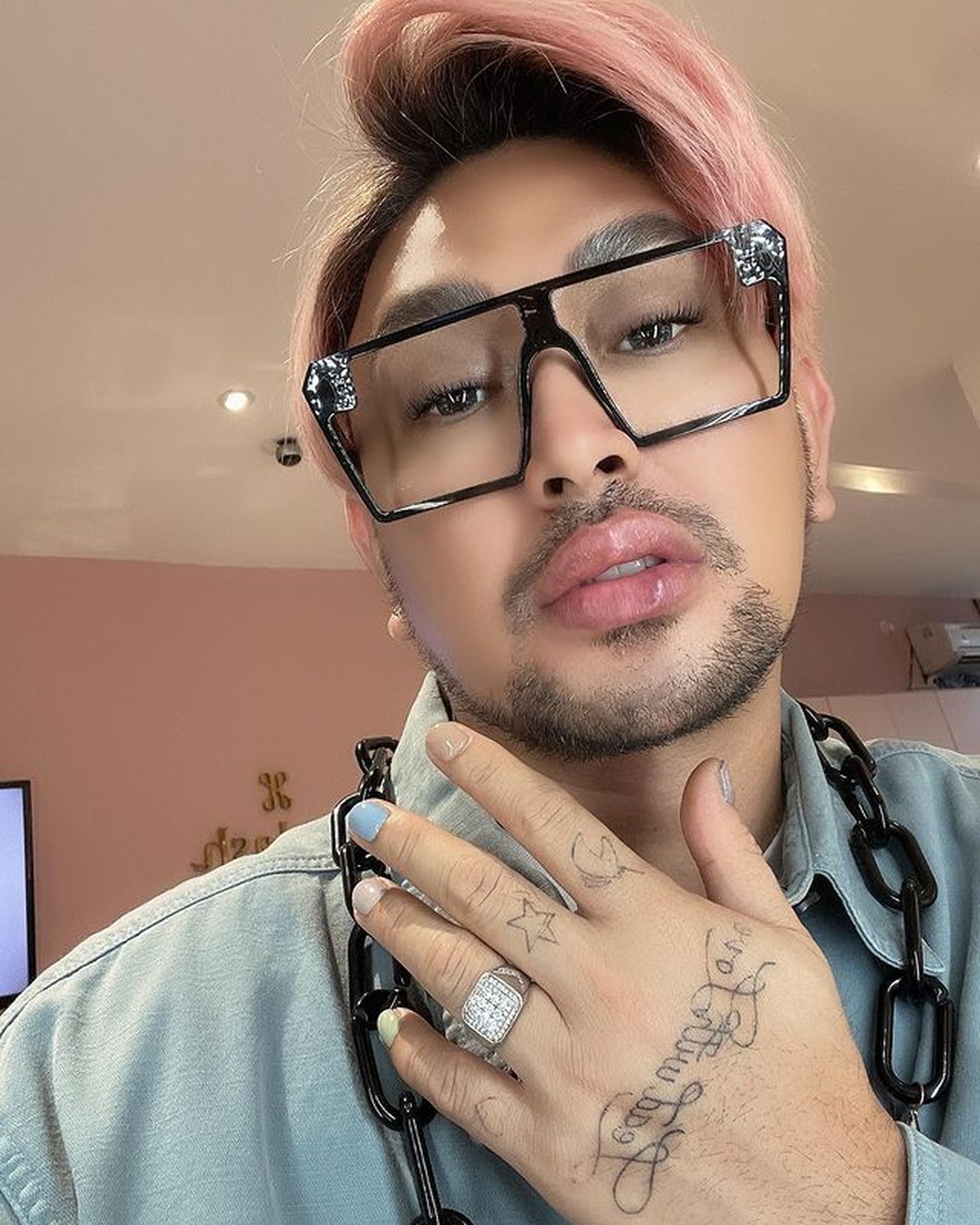 Potret Caren Delano yang Disebut Tiru Bibir Ivan Gunawan