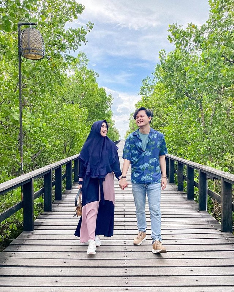 Potret Penampilan Hijab Anisa Rahma Penampilan Hijab Anisa Rahma mantan anggota girlband Cherrybelle