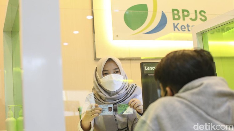 Ramai-ramai Nasabah Carikan JHT Sejumlah nasabah mendatangi kantor BPJS Ketenagakerjaan untuk mencairkan Jaminan Hari Tua (JHT). Salah satunya di kawasan Sudirman, Jakarta.