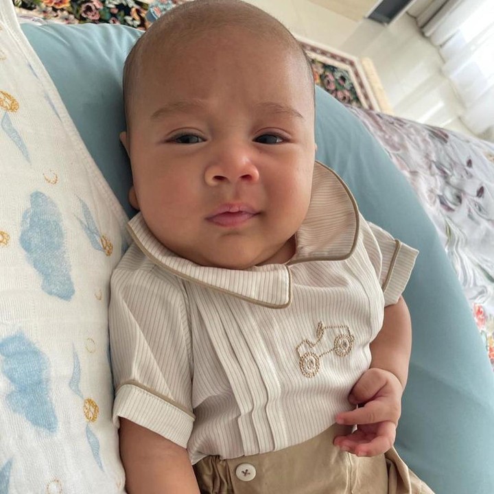 <p>Saat baru lahir, banyak yang bilang wajah Rayyanza mirip banget dengan sang Ayah. Belakangan, wajahnya disebut mirip sang kakak, Rafathar. (Foto: Instagram @raffinagita1717)</p>