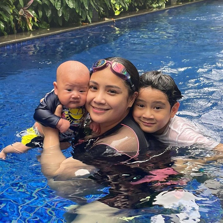 <p>Belum genap tiga bulan, Rayyanza sudah dikenalkan dengan aktivitas outdoor lho. Belum lama ini, Rayyanza ikut berenang besama sang Bunda dan kakaknya. (Foto: Instagram @raffinagita1717)</p>