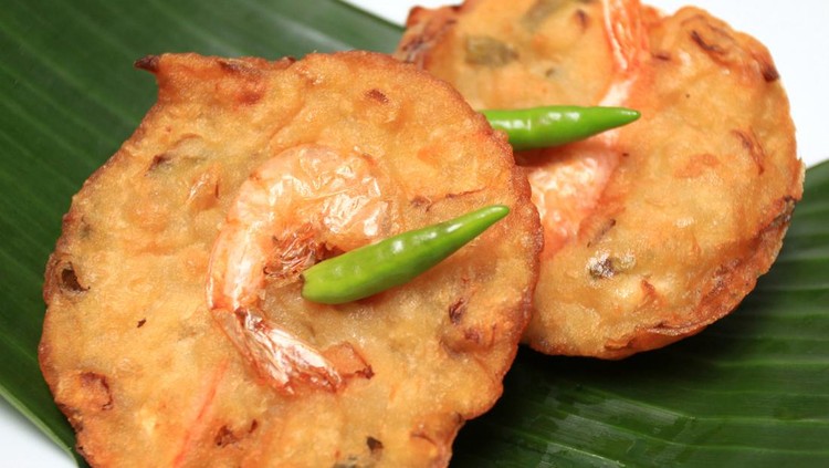 Indonesian Vegetable Fritters, locally known as bakwan sayur or gorengan sayur.