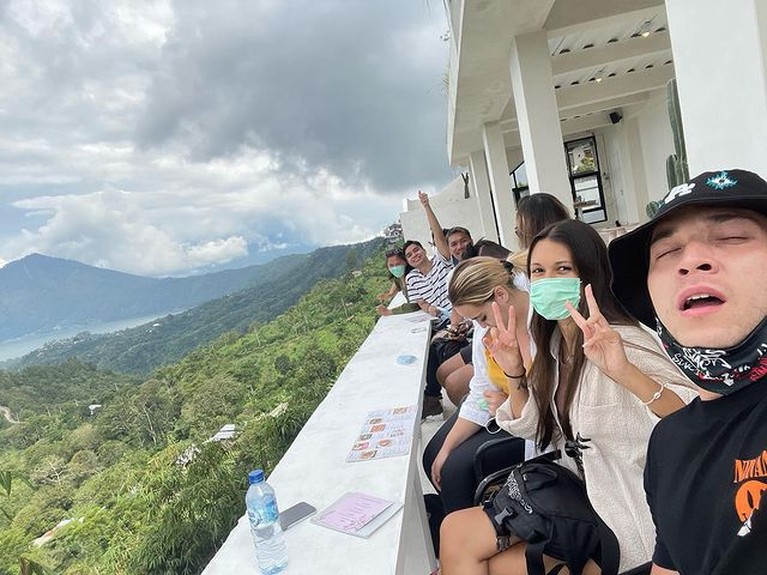 Stefan William baru-baru ini memamerkan momen liburannya bareng sang pujaan hati, Ria Andrews. Yuk, intip potretnya!