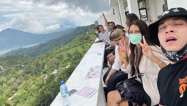 Stefan William dan Ria Andrews Stefan William baru-baru ini memamerkan momen liburannya bareng sang pujaan hati, Ria Andrews. Yuk, intip potretnya!