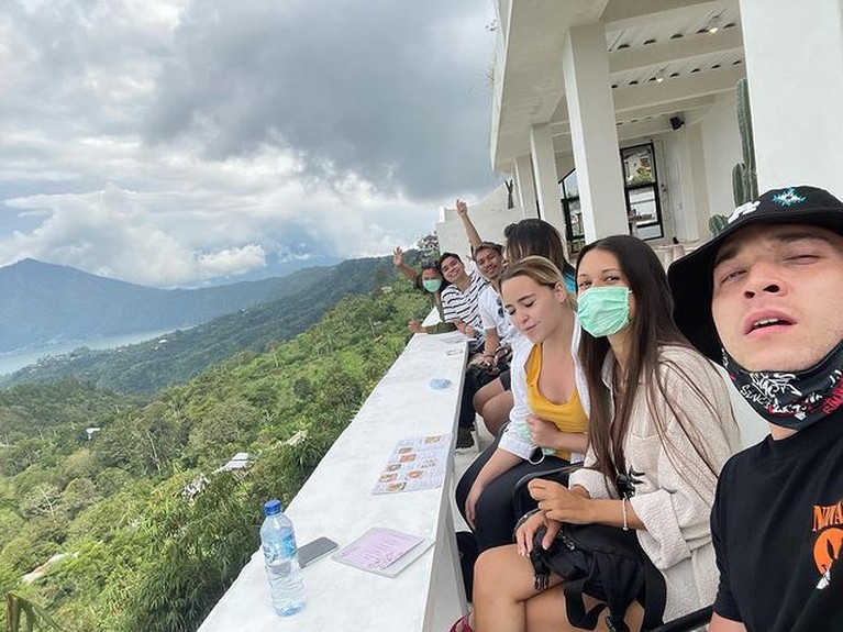 Stefan William baru-baru ini memamerkan momen liburannya bareng sang pujaan hati, Ria Andrews. Yuk, intip potretnya!