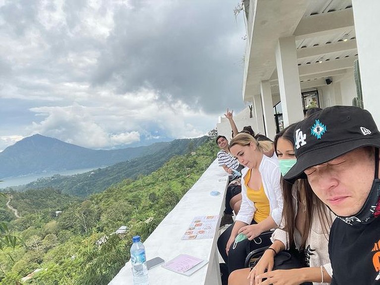 Stefan William dan Ria Andrews Stefan William baru-baru ini memamerkan momen liburannya bareng sang pujaan hati, Ria Andrews. Yuk, intip potretnya!