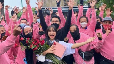 img-title Sewa Puluhan Ojol, Thariq Halilintar Beri Kejutan Valentine untuk Fuji