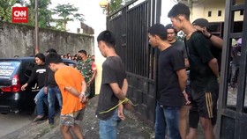 VIDEO: Markas Geng Motor Digrebeg, Polisi Tangkap 3 DPO Dan 6 Wanita