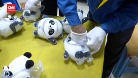 VIDEO: Hiruk Pikuk Pabrik Boneka Maskot Olimpiade Beijing 2022