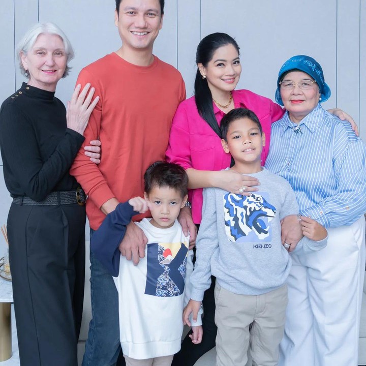 <p>Kedekatan Titi Kamal dan mertua asal Jerman diabadikan dalam sebuah foto keluarga. Terlihat Brigitte tersenyum hangat usai melepas rindu pada anak, menantu, cucu, serta besannya. (Foto: Instagram @csugiono)</p>