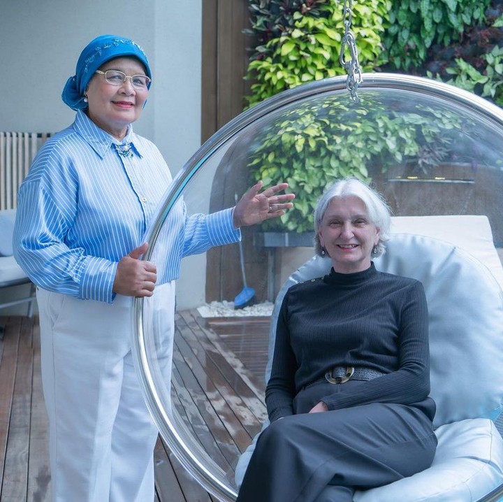 <p>Ibunda Christian Sugiono, Brigitte Podborny merupakan wanita berdarah Jerman. Belum lama ini, ia mengunjungi rumah Titi dan Tian, Bunda. (Foto: Instagram @titikamall)</p>