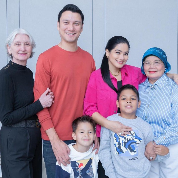 <p>Momen langka, Titi dan Tian sampai mengunggah banyak foto bersama mertua asal Jerman yang mengunjungi kediamannya itu, Bunda. (Foto: Instagram @titikamall)</p>