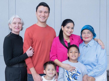 6 Potret Titi Kamal bersama Mertua Asal Jerman, Dipuji Cantik dan Awet Muda
