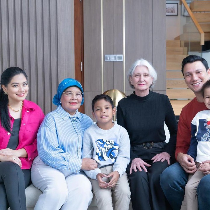 <p>Bagi Bunda yang mengikuti berita pasangan selebriti Titi Kamal dan Christian Sugiono, mungkin tahu kalau Titi memiliki mertua bule asal Jerman. (Foto: Instagram @csugiono)</p>