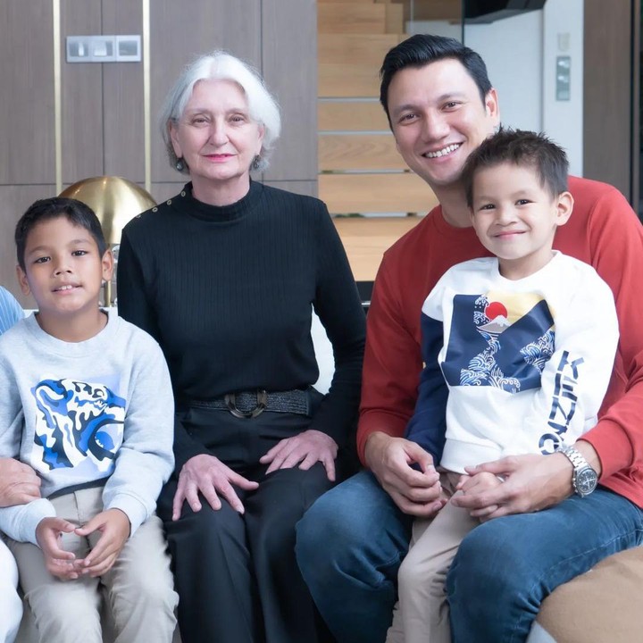 <p>Mertua Titi Kamal itu juga tak luput dari perhatian warganet. Ia dipuji cantik dan awet muda. Ada juga yang bilang paras Brigitte mirip dengan kedua cucunya. (Foto: Instagram @csugiono</p>