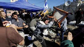 FOTO: Lemparan Kursi Warga Palestina Dibalas Berondong Peluru Israel