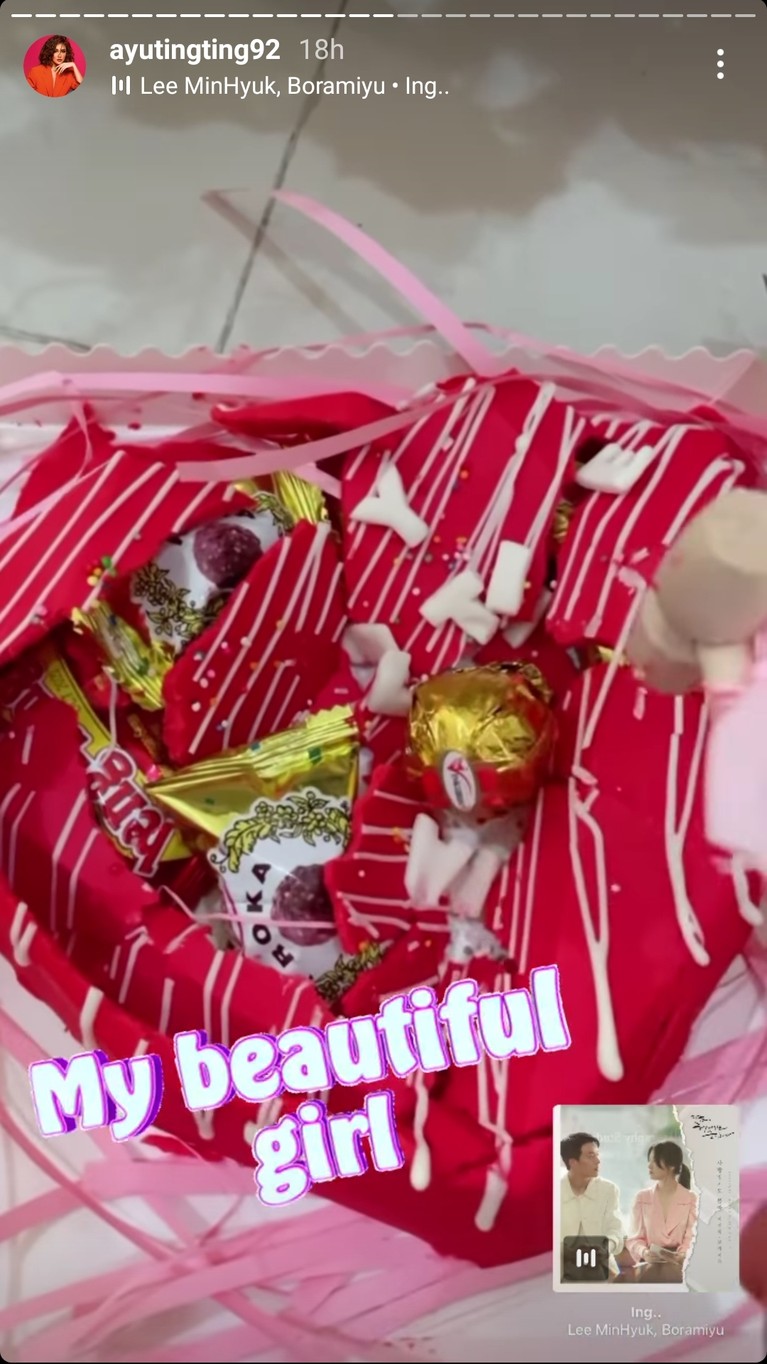 7 Potret Ayu Ting Ting Dapat Kejutan Valentine dari Bilqis 7 Potret Ayu Ting Ting Dapat Kejutan Valentine dari Bilqis