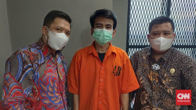Pengadiilan Negeri Jakarta Utara hari ini menggelar sidang dengan terdakwa Adam Deni dalam kasus unggah data pribadi Ahmad Sahroni tanpa izin.