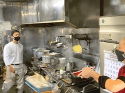 Curi Perhatian! Penjual Ini Sajikan Ramen dengan Cara Dilempar