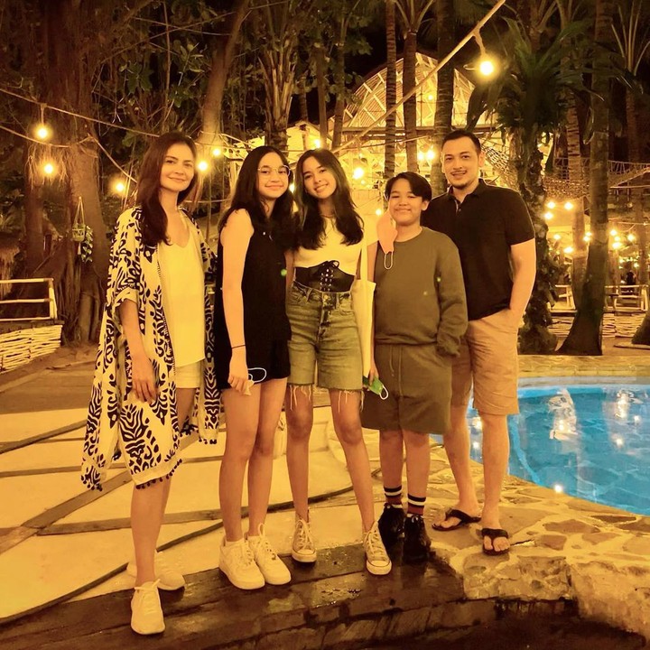 <p>Berikut potret Cut Tary, Sydney, dan keluarga baru mereka. Hangat ya, Bunda. (Foto: Instagram @cuttaryofficial)<br /><br /><br /></p>
