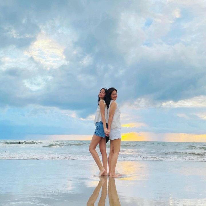 <p>Di usianya yang kini semakin beranjak dewasa, Sydney tampak cantik seperti ibundanya, nih.(Foto: Instagram @cuttaryofficial)<br /><br /><br /></p>
