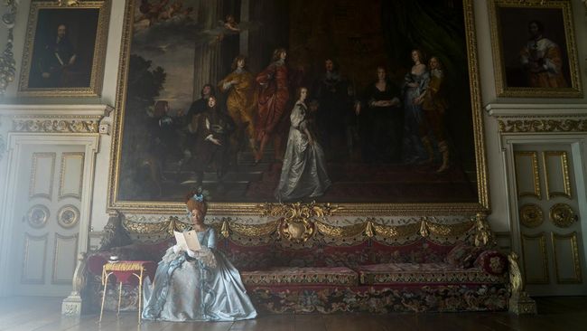 Teaser Bridgerton 2 memperlihatkan Lady Whistledown yang bersiap 'menyerang' setelah banyak orang mencari tahu identitasnya.