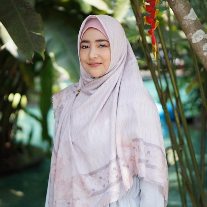 <p>Bunda masih ingat dengan Cindy Fatikasari? Penyanyi asal Malang itu pernah eksis di era 90-an sebagai vokalis dari grup musik rock Gallery Band. (Foto: Instagram @cindyfatikasari18)</p>
