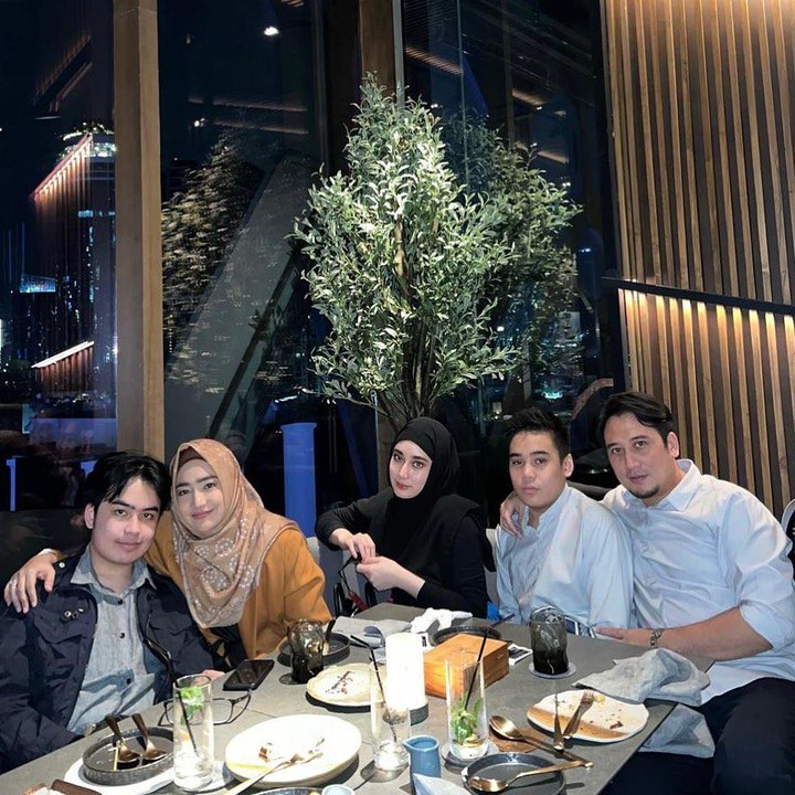 <p>Menjadi Bunda tiga anak, Cindy Fatikasari gemar membagikan potretnya ketika sedang menghabiskan waktu bersama keluarga. Mereka selalu tampil kompak di berbagai kesempatan. (Foto: Instagram @cindyfatikasari18)</p>