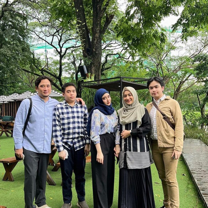 <p>Dari pernikahan itu, Cindy Fatikasari dikaruniai tiga orang anak. Mereka adalah Syaira, Omar, dan Kianu. (Foto: Instagram @cindyfatikasari18)</p>