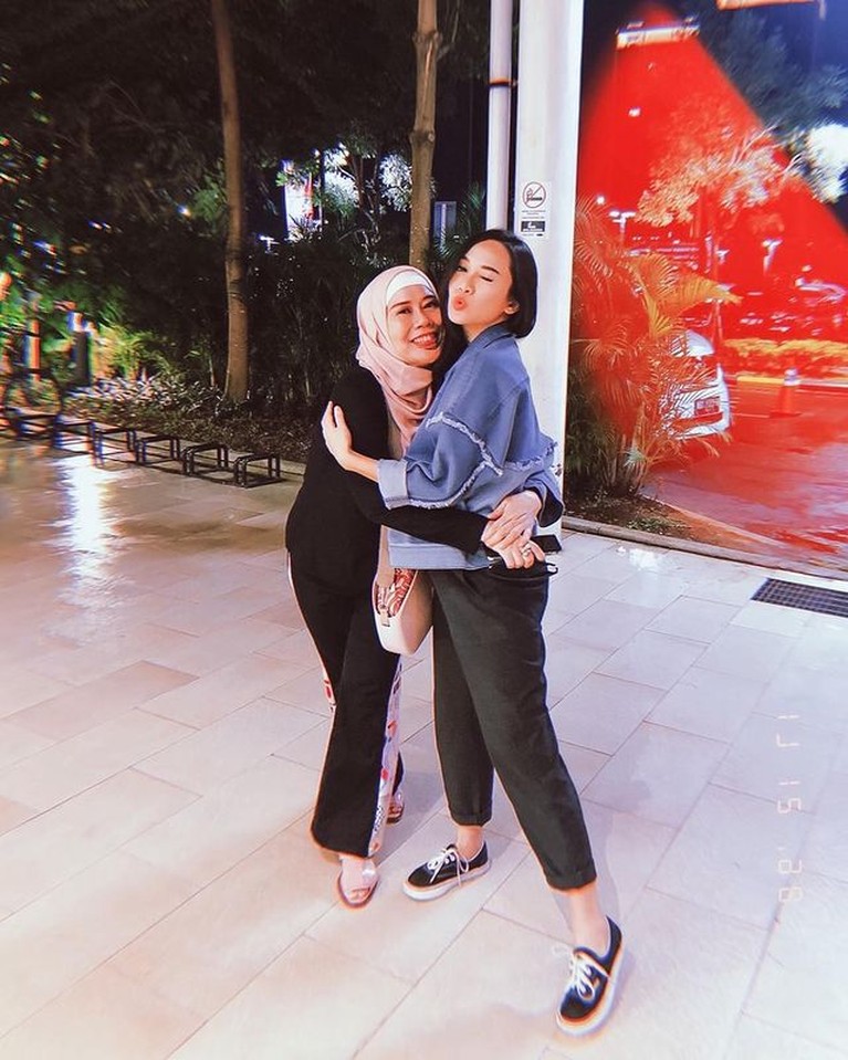 Dewi Yull disebut sebagai mertua idaman karena tampak dekat dan akrab dengan menantunya. Yuk, intip potret mereka!