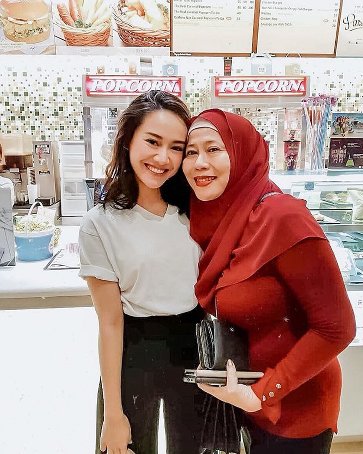 Dewi Yull disebut sebagai mertua idaman karena tampak dekat dan akrab dengan menantunya&period; Yuk&comma; intip potret mereka&excl;