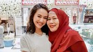 Dewi Yull disebut sebagai mertua idaman karena tampak dekat dan akrab dengan menantunya&period; Yuk&comma; intip potret mereka&excl;