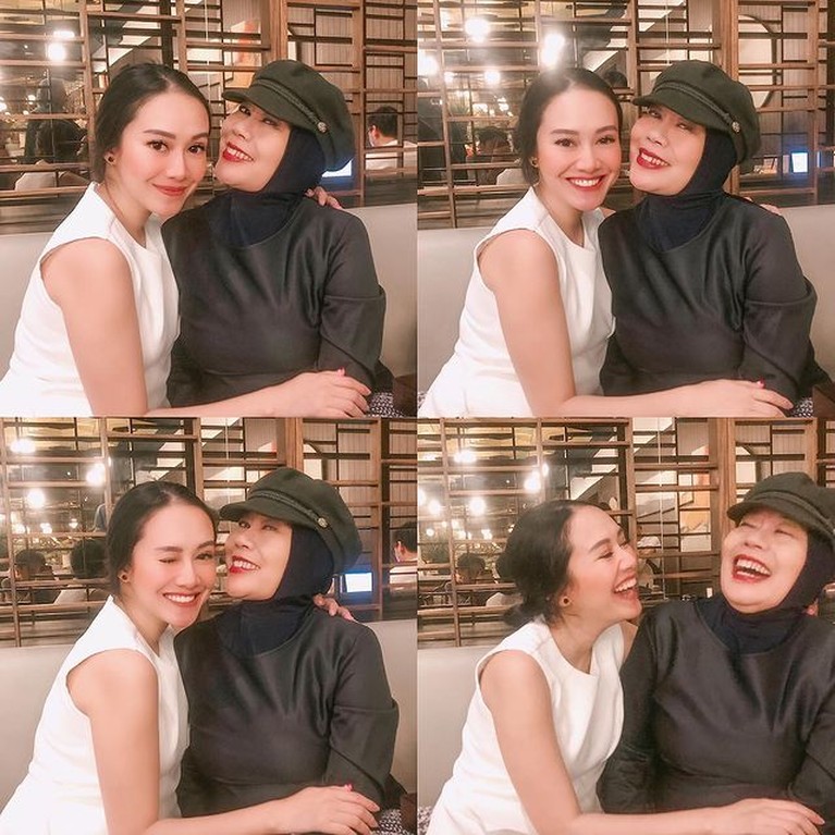 Dewi Yull disebut sebagai mertua idaman karena tampak dekat dan akrab dengan menantunya. Yuk, intip potret mereka!