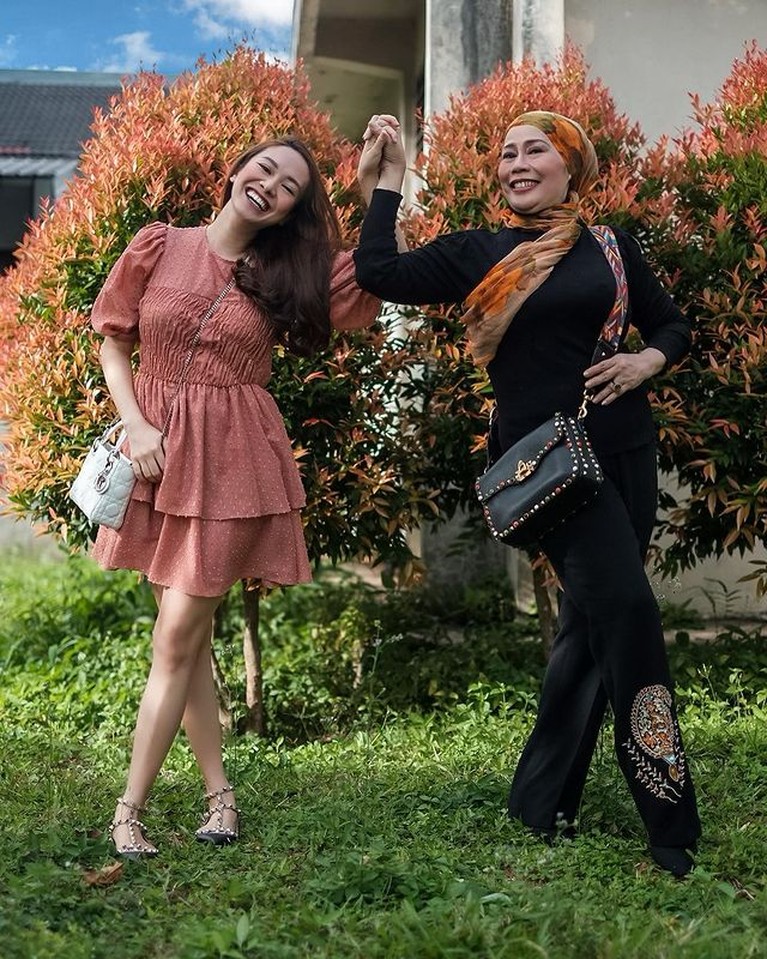 Dewi Yull disebut sebagai mertua idaman karena tampak dekat dan akrab dengan menantunya. Yuk, intip potret mereka!