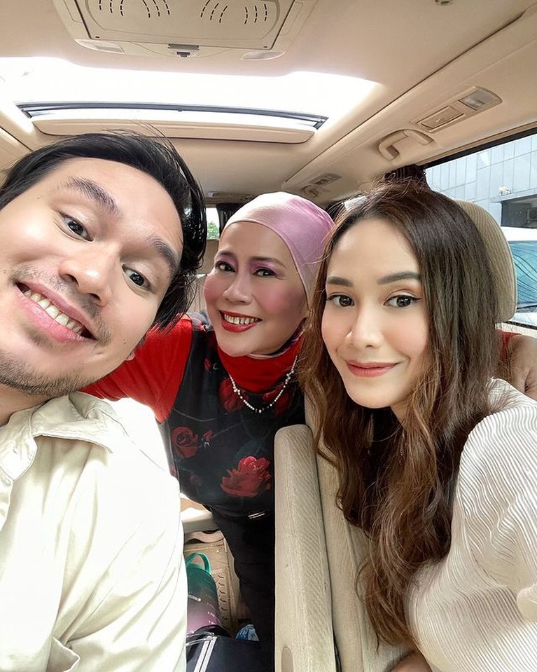 Dewi Yull dan Menantu Dewi Yull disebut sebagai mertua idaman karena tampak dekat dan akrab dengan menantunya. Yuk, intip potret mereka!
