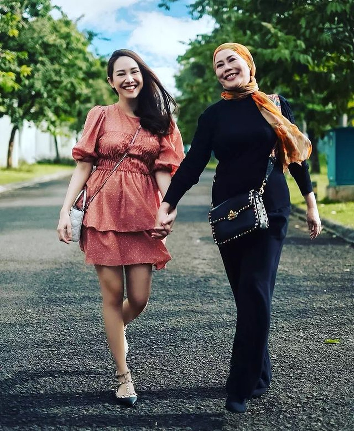 Dewi Yull disebut sebagai mertua idaman karena tampak dekat dan akrab dengan menantunya&period; Yuk&comma; intip potret mereka&excl;