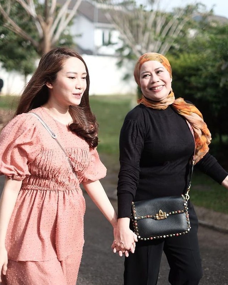 Dewi Yull disebut sebagai mertua idaman karena tampak dekat dan akrab dengan menantunya. Yuk, intip potret mereka!