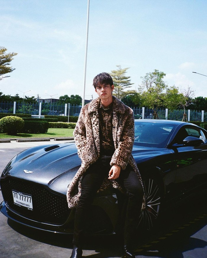 Dirinya kembali menyapa penggemar lewat proyek akting baru dalam serial 'F4 Thailand'. Lewat drama ini Bright perankan sosok Thyme, ketua geng F4 yang tampan, populer, dan kaya raya./ Foto: instagram/bbrightvc